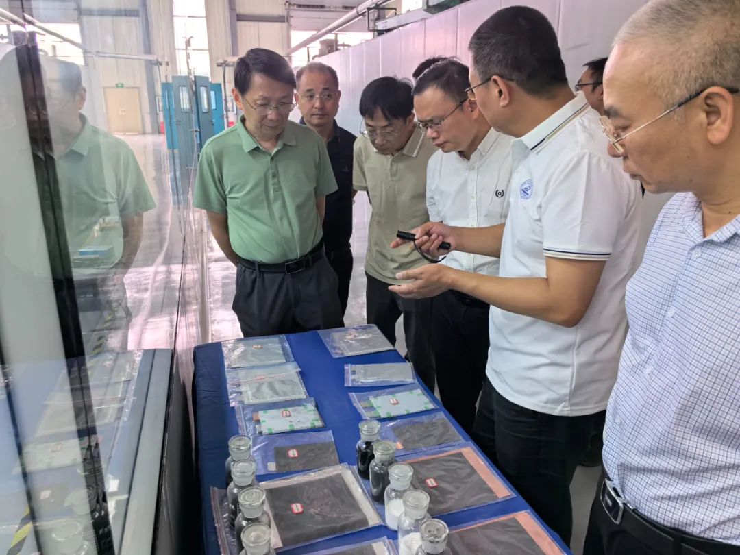 調研組參觀武漢經(jīng)開區(qū)中試基地2.jpg 調研組參觀武漢經(jīng)開區(qū)中試基地2.jpg
